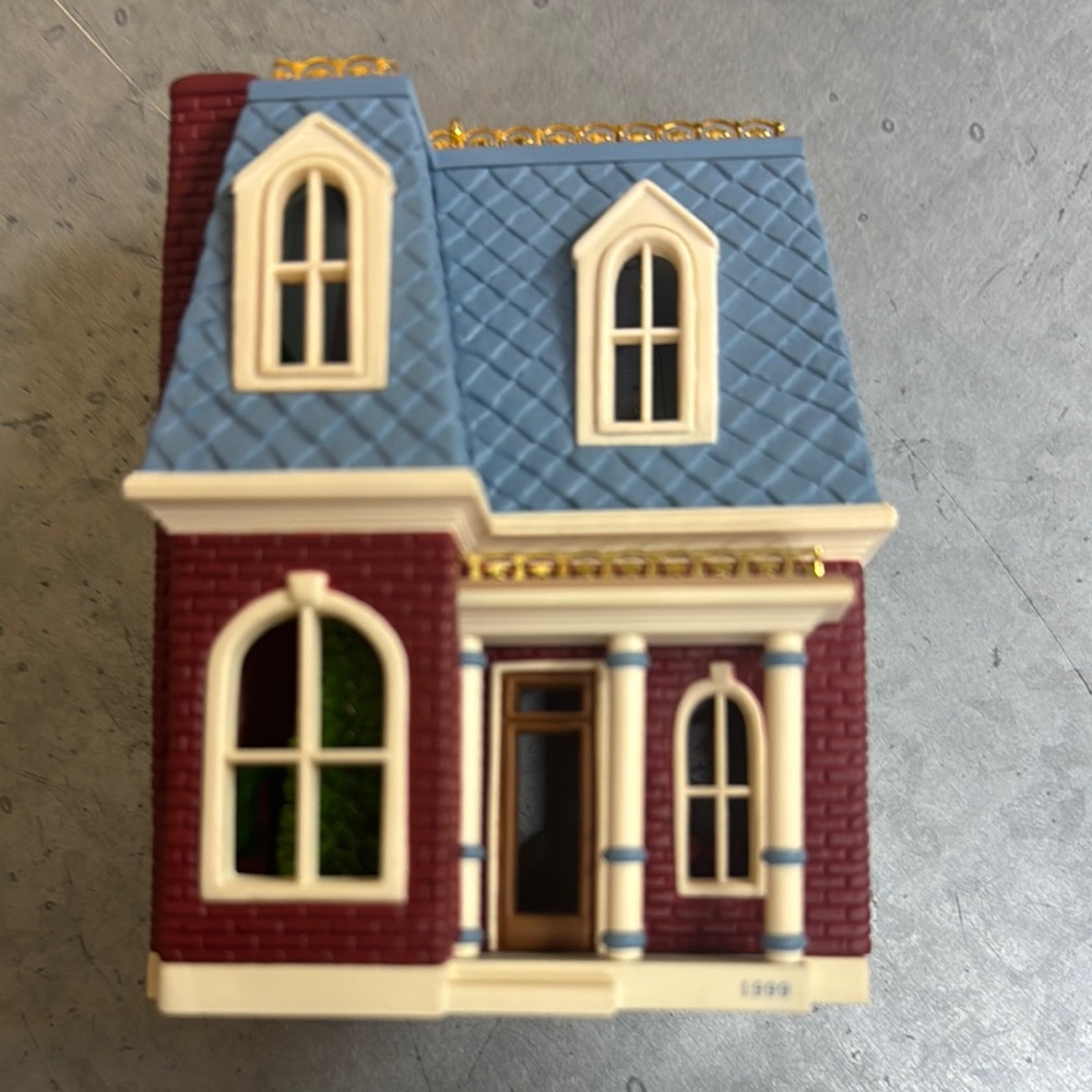 1999 Hallmark House on Holly Lane ornament